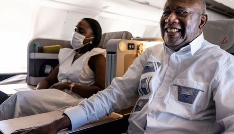 Laurent Gbagbo en avion avec Nady Bamba