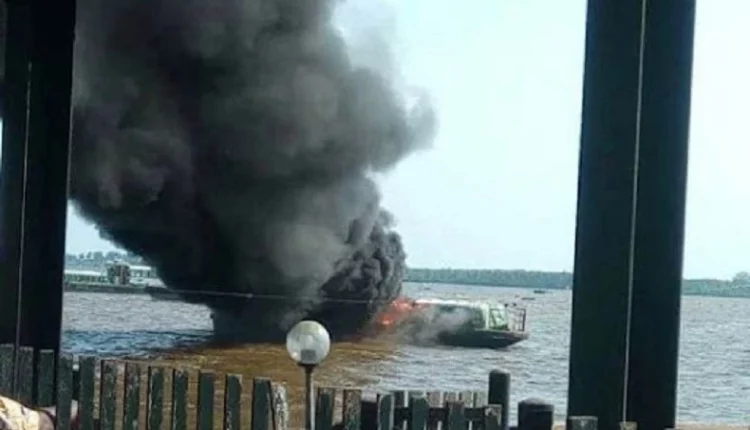 68843-bateau-bus-en-feu