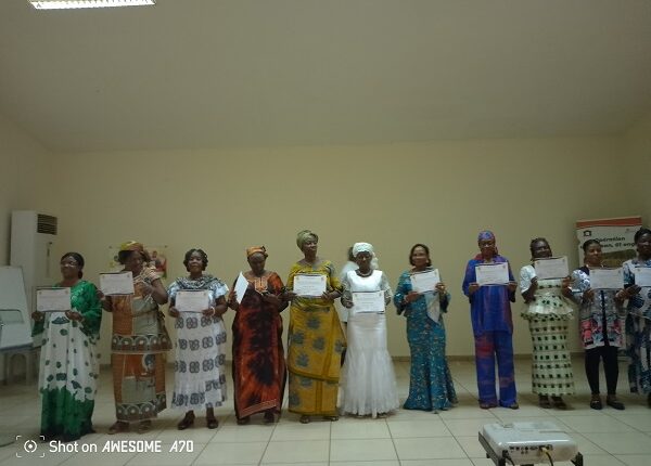 femmes avec leurs diplomes