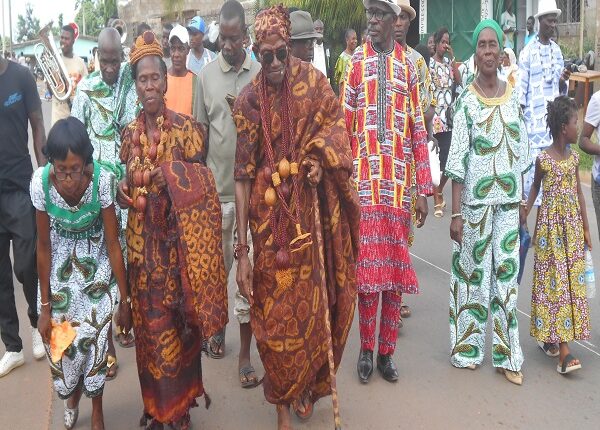 VILLAGE EN FETE