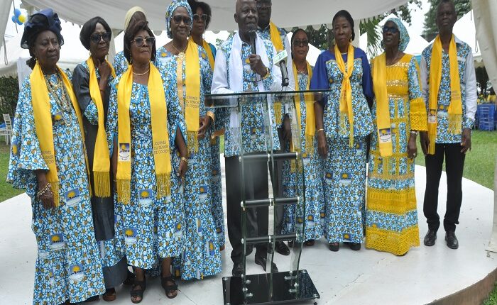 Membres du bureau autour du pdt Essoh